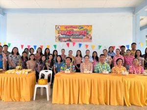 สืบสานประเพณีวัฒนธรรมไทยสรงน้ำพระพุทธรูปประจำโรงเรียนและรดน้ำดำหัวขอพร